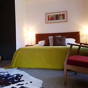 Zimmer mit Kingsize-Bett